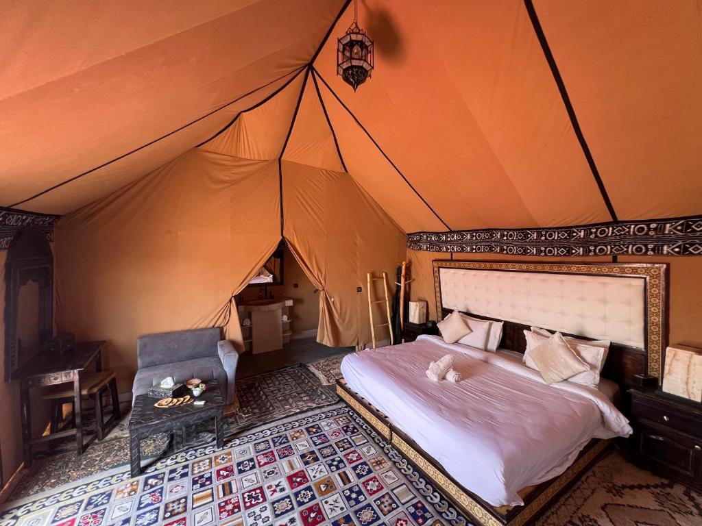 Ένα ή περισσότερα κρεβάτια σε δωμάτιο στο Merzouga Dunes Camp