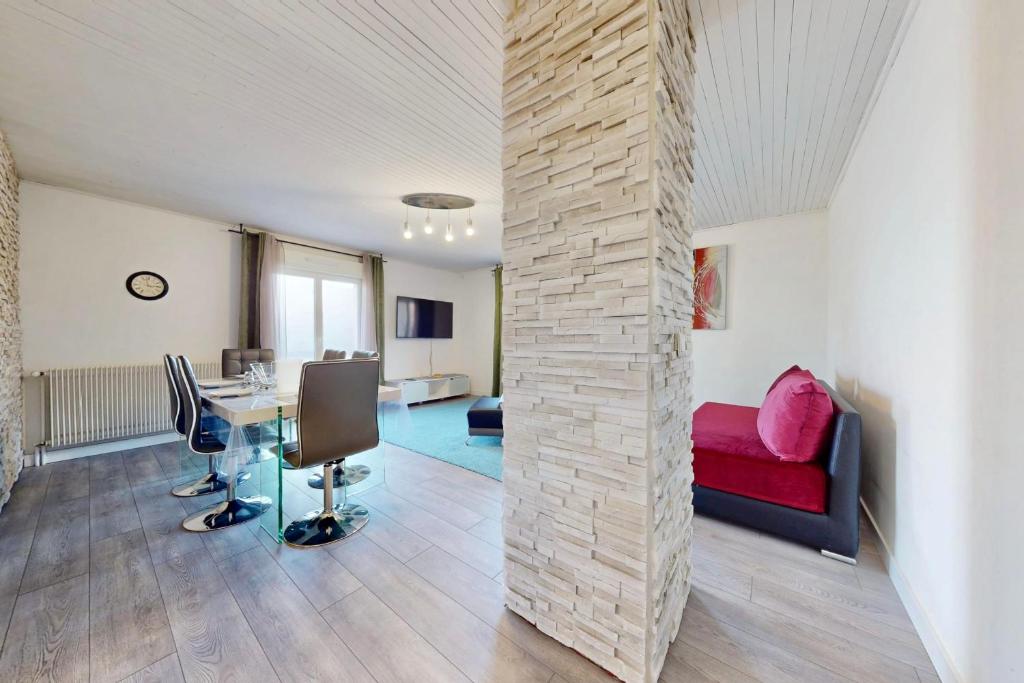 un salon avec un canapé rouge et une table dans l'établissement Appart 1 Cèsière - Appartement confortable au calme, à Annecy