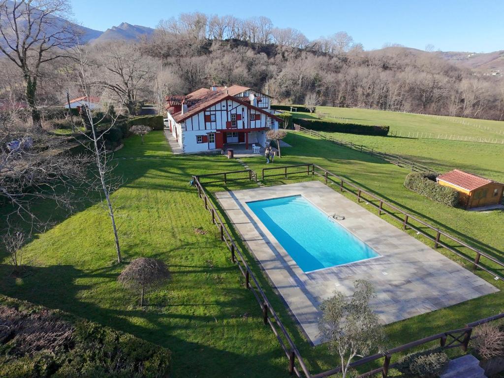 une vue aérienne d'une maison et d'une piscine dans l'établissement Maison de caractère au calme et vues magnifiques, à Sare