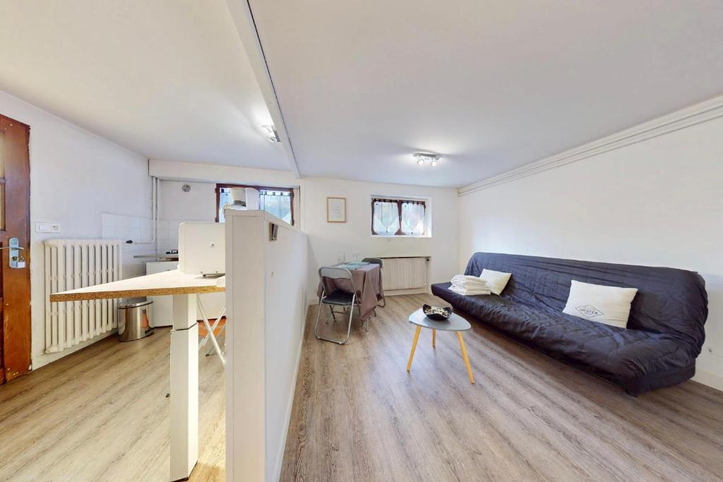un salon avec un canapé et une table dans l'établissement Appart Césiere - Appartement confortable au calme, à Annecy