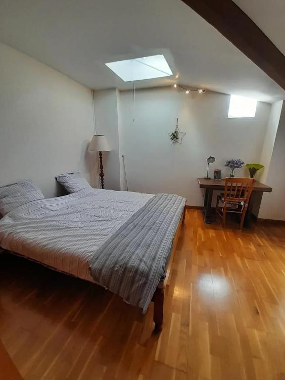 une chambre avec un grand lit et une table dans l'établissement Maison charmante à Boussy-Saint-Antoine, 54 m², confort, à Boussy-Saint-Antoine