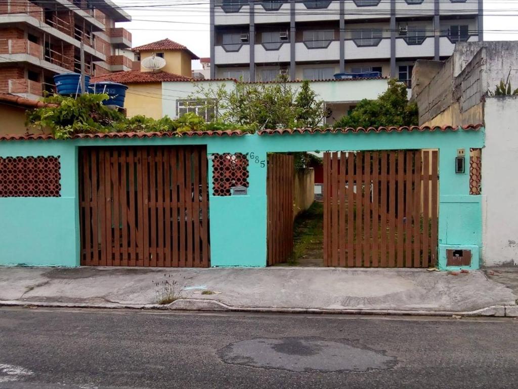 カボ・フリオにあるCASA DO GILBERTO - Praia das DUNAS EM CABO FRIOの通路上の青褐色の門