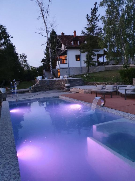 Bazén v ubytování sumski raj nebo v jeho okolí