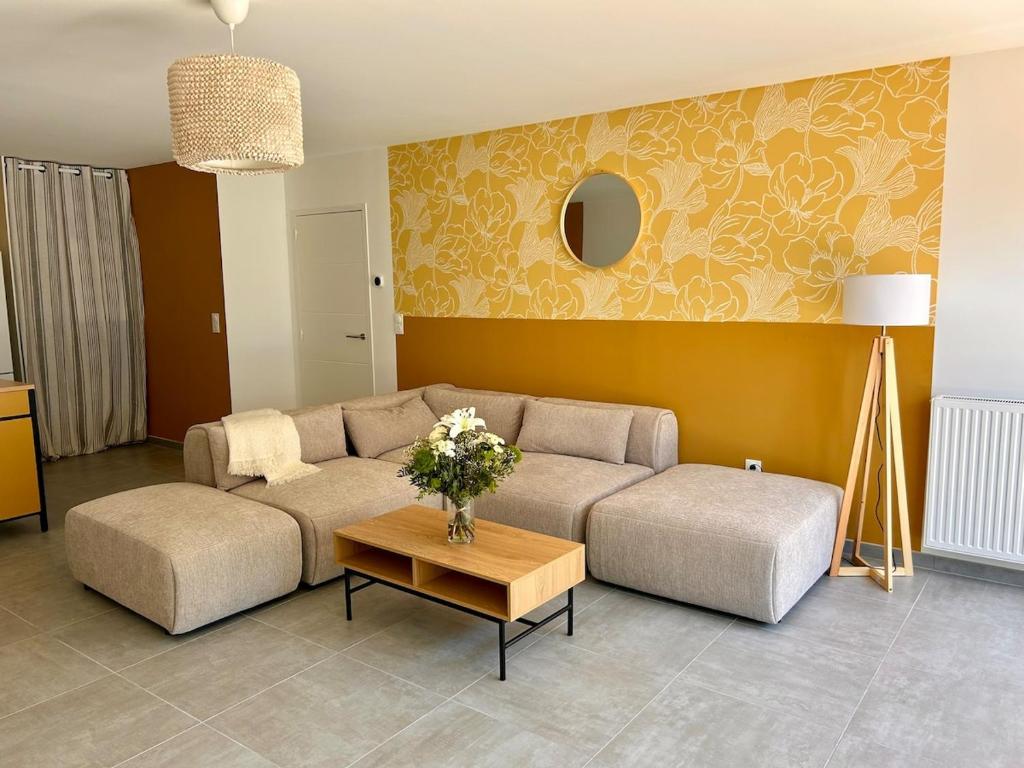 un salon avec un canapé et une table dans l'établissement Grand appartement neuf à 150m de la plage du Platin, à Saint-Palais-sur-Mer