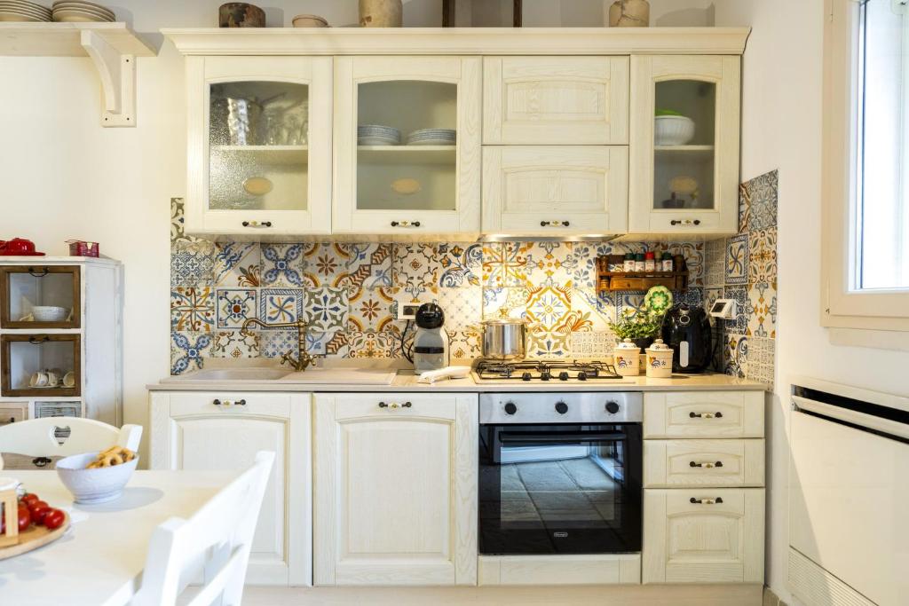 Kuchyňa alebo kuchynka v ubytovaní IL Trullo Di Mamma Lucia-Luxury Villa