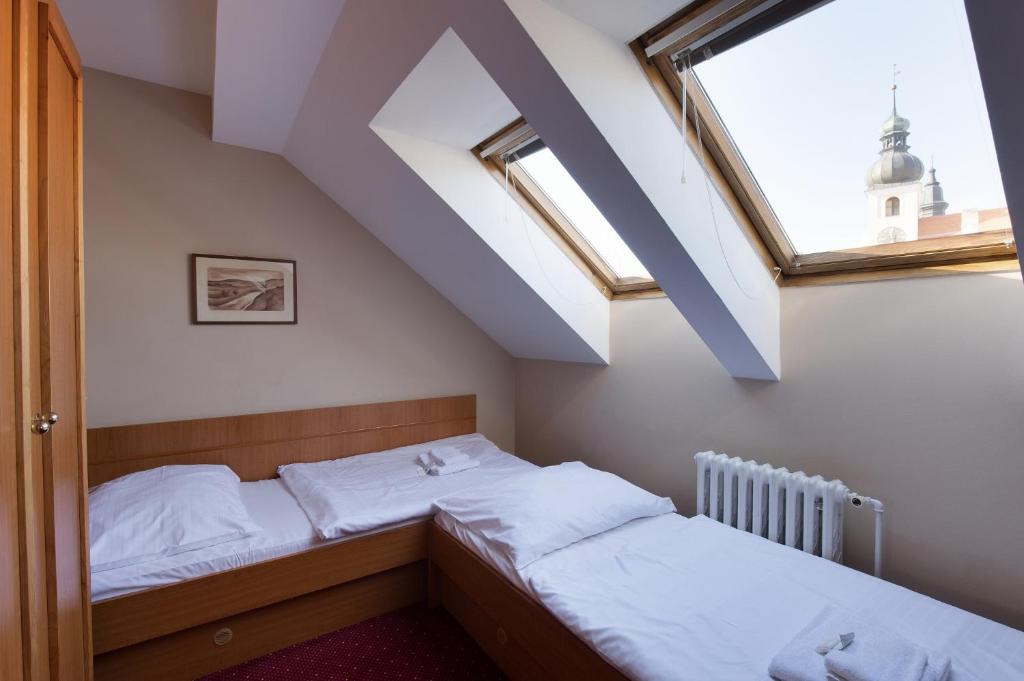 Postel nebo postele na pokoji v ubytování Hotel U Černého orla