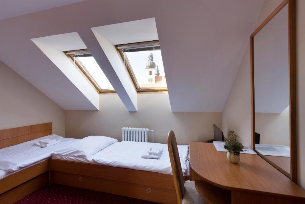 Postel nebo postele na pokoji v ubytování Hotel U Černého orla