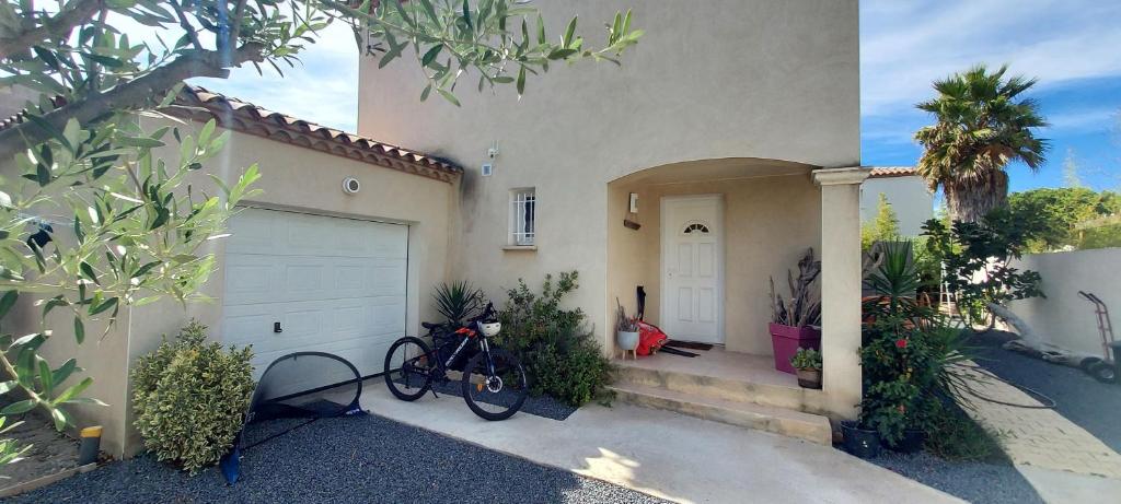 un vélo garé devant une maison dans l'établissement villa petite camargue, à Aigues-Mortes