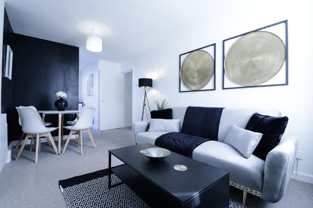 ein Wohnzimmer mit Sofa und Tisch in der Unterkunft - WINTER SALE - Entire 2-Bedroom Apartment in the bustling City Centre WIFI TRAIN & BUS STATION in Colchester