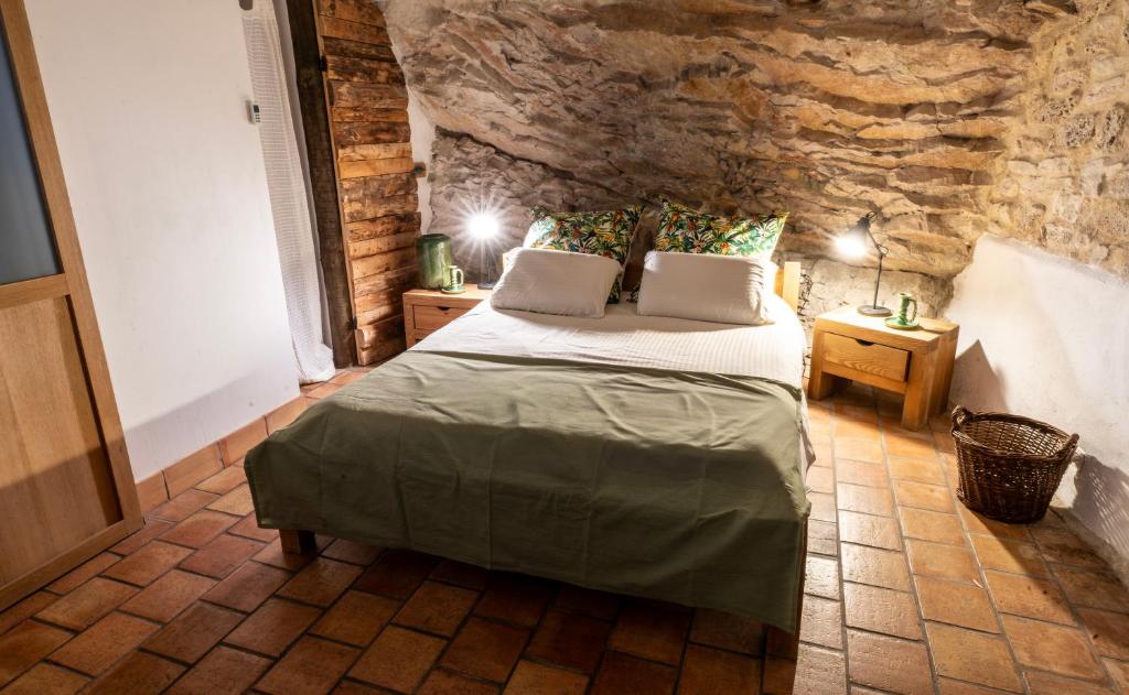 Postel nebo postele na pokoji v ubytování Le Moulin De La Pipe - Logis Hotel Restaurant
