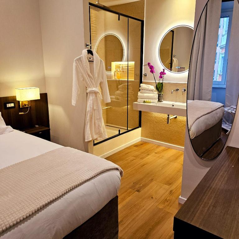 Postel nebo postele na pokoji v ubytování STOA ROME Boutique Suites