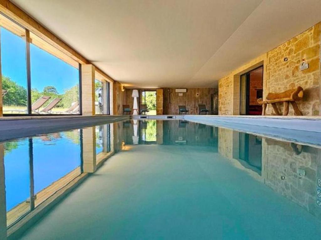 une piscine vide avec vue sur l'eau dans l'établissement Gite de luxe, à Groléjac