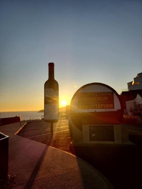 - une bouteille de vin assise au-dessus d'une voiture dans l'établissement Villa de la corniche, à Banyuls-sur-Mer