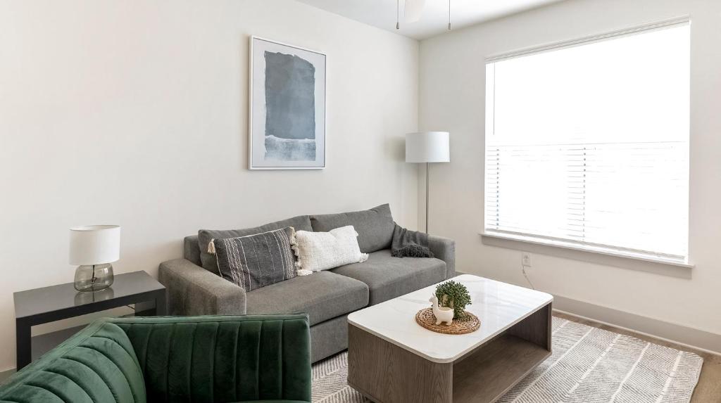 Posezení v ubytování Downtown Huntsville Furnished Apartments by Barsala