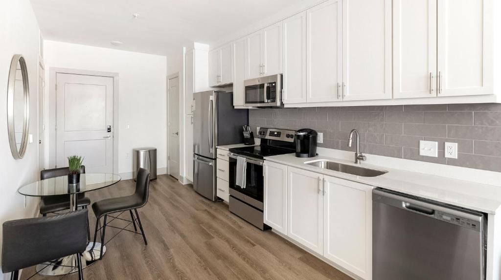Kuchyň nebo kuchyňský kout v ubytování Downtown Huntsville Furnished Apartments by Barsala
