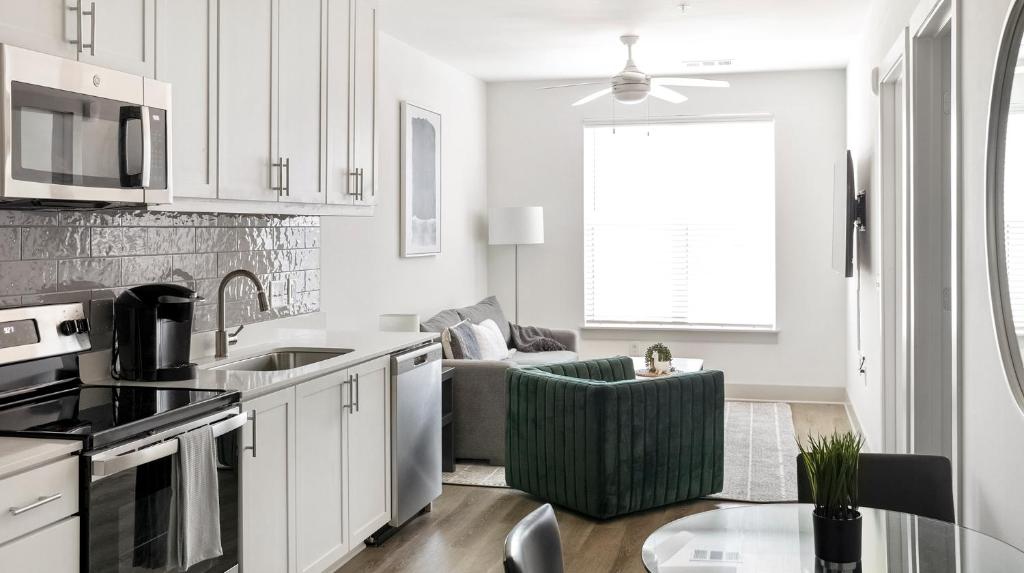 Kuchyň nebo kuchyňský kout v ubytování Downtown Huntsville Furnished Apartments by Barsala