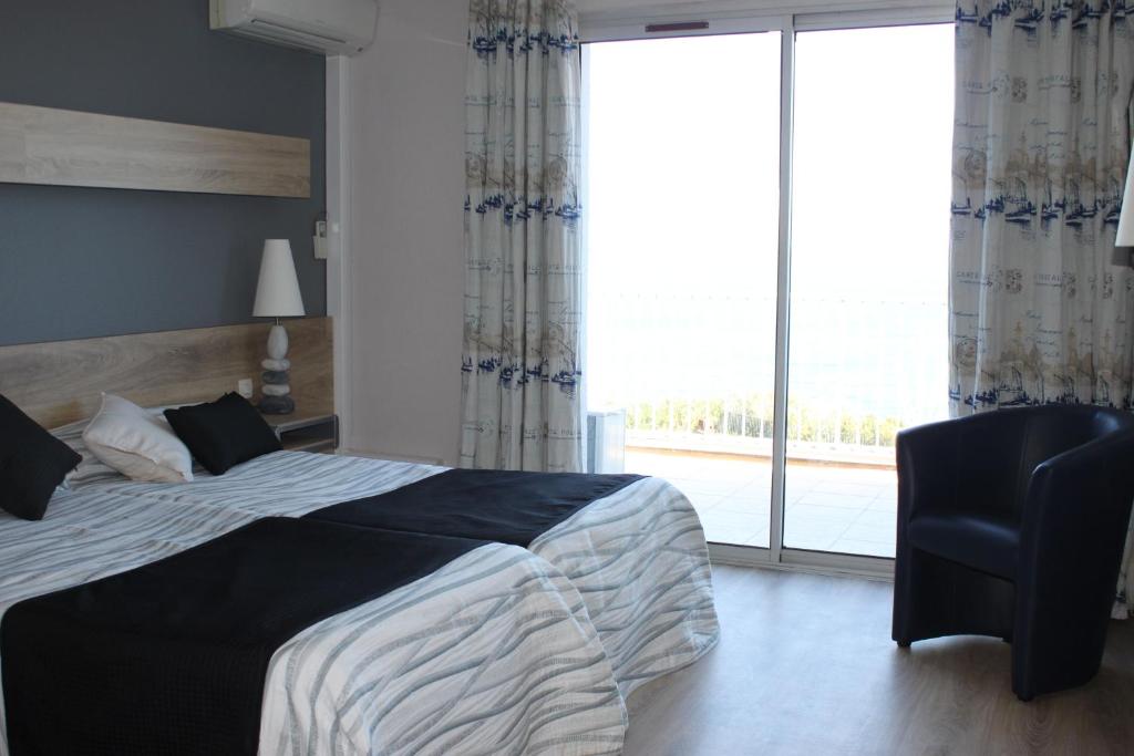 Postel nebo postele na pokoji v ubytování Logis Hotel Solhotel