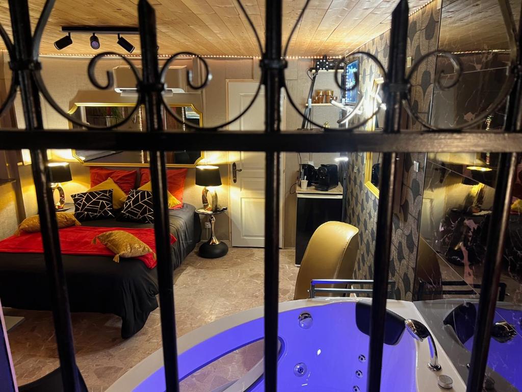 une chambre avec un lit et une baignoire dans une pièce dans l'établissement 50 Nuances de Parenthèses, à Nièvroz