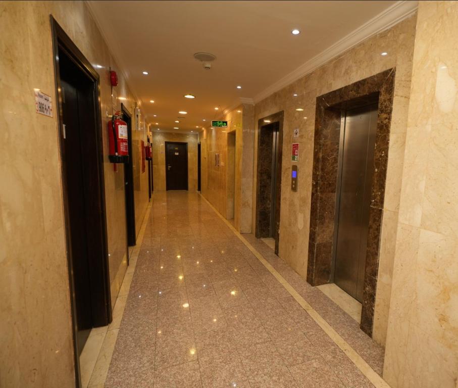 un corridoio vuoto in un edificio con corridoio di فندق لدان الفضي-Lidan Alfidy Hotel a Al Masfalah