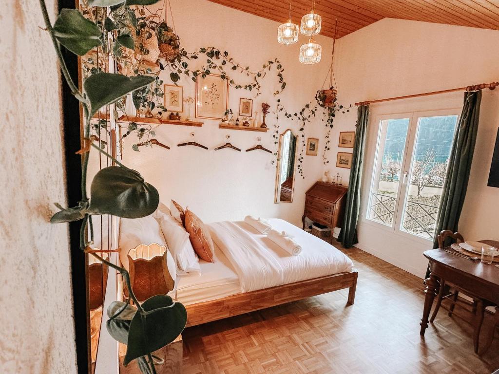 Postel nebo postele na pokoji v ubytování La Belle Vue Studio - Lakeview, Pool, Free Parking