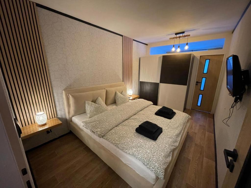 um quarto com uma cama com dois sacos pretos em Apartmán Dobrovského em Olomouc