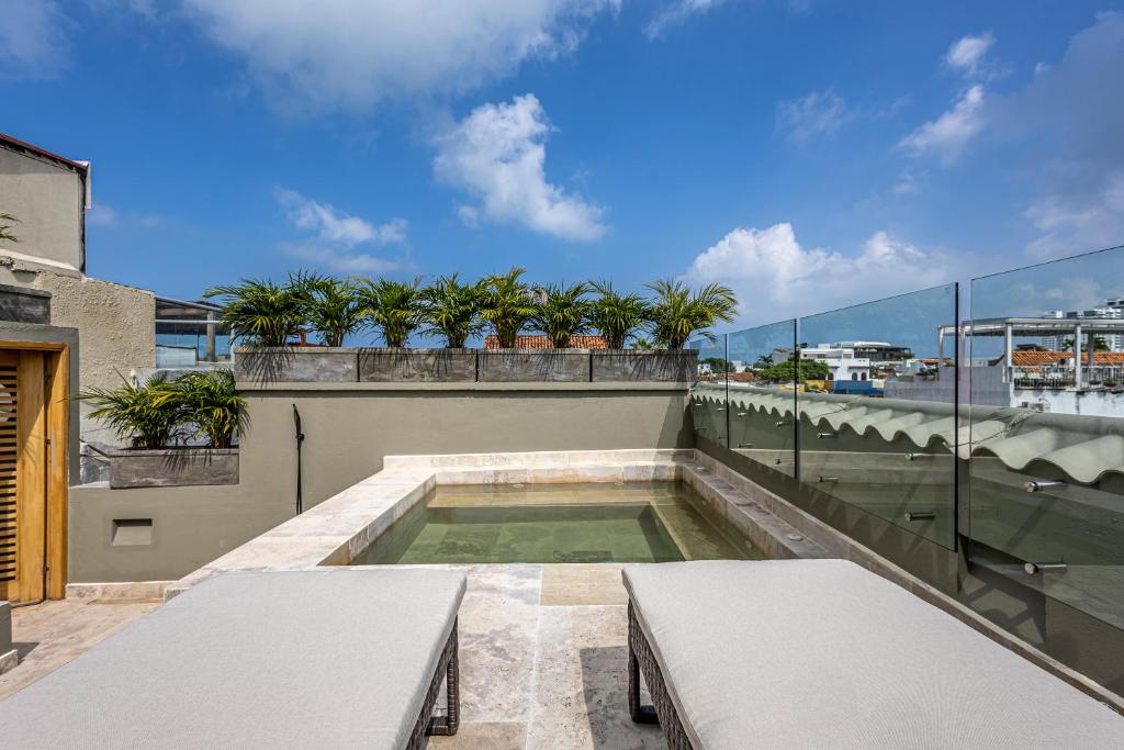 a swimming pool on the roof of a building at Apartamento De La Cruz Con Rooftop By SoHo in Cartagena de Indias