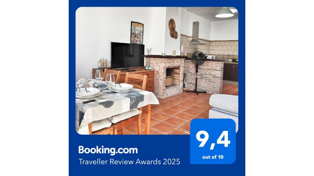 ein Wohnzimmer mit Tisch und Kamin in der Unterkunft El Jándalo in Benaocaz