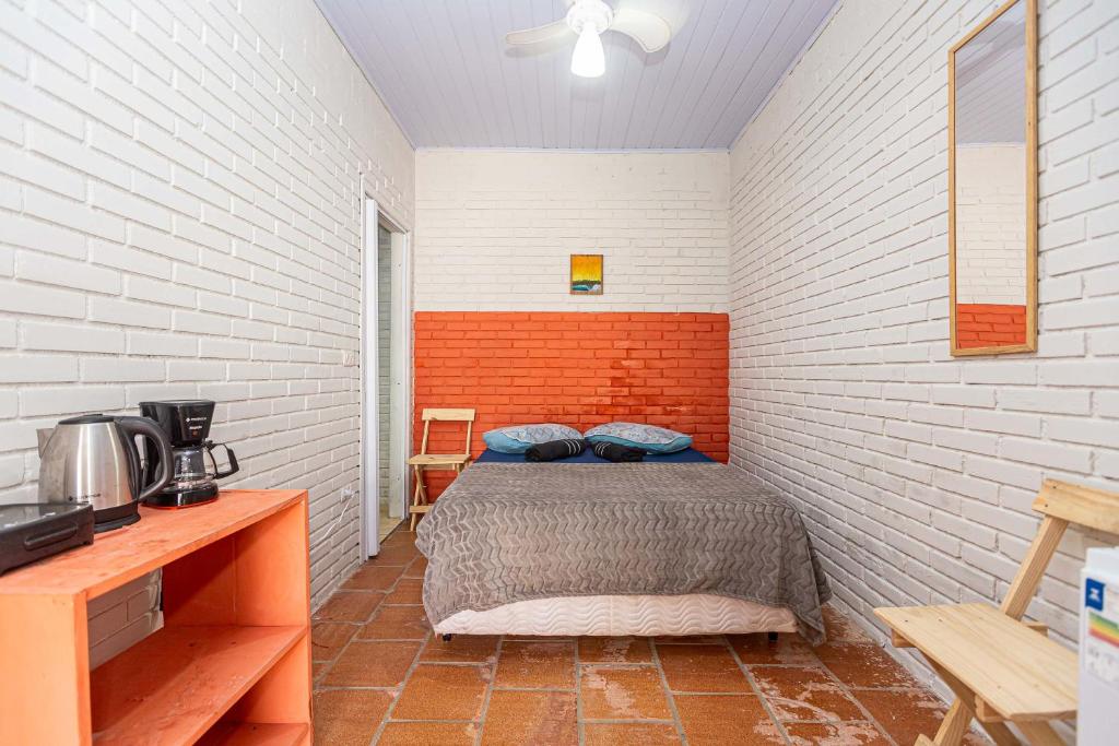 Suíte a duas quadras da Praia e perto da Ilha do Mel - Housity