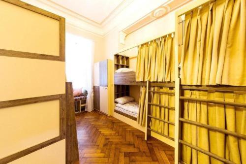 Un pasillo con dos literas en una habitación. en Hifzavs Hostel, en Baku