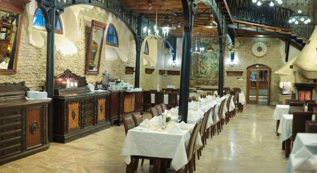 Reštaurácia alebo iné gastronomické zariadenie v ubytovaní Manor House SPA Luxury of Silence