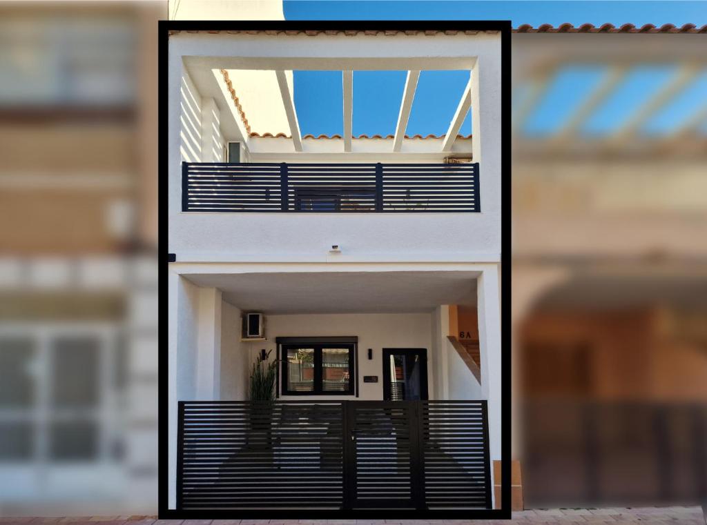サン・ペドロ・デル・ピナタルにあるDuplex Casa Reginaの黒と白のバルコニー付きのモダンな家