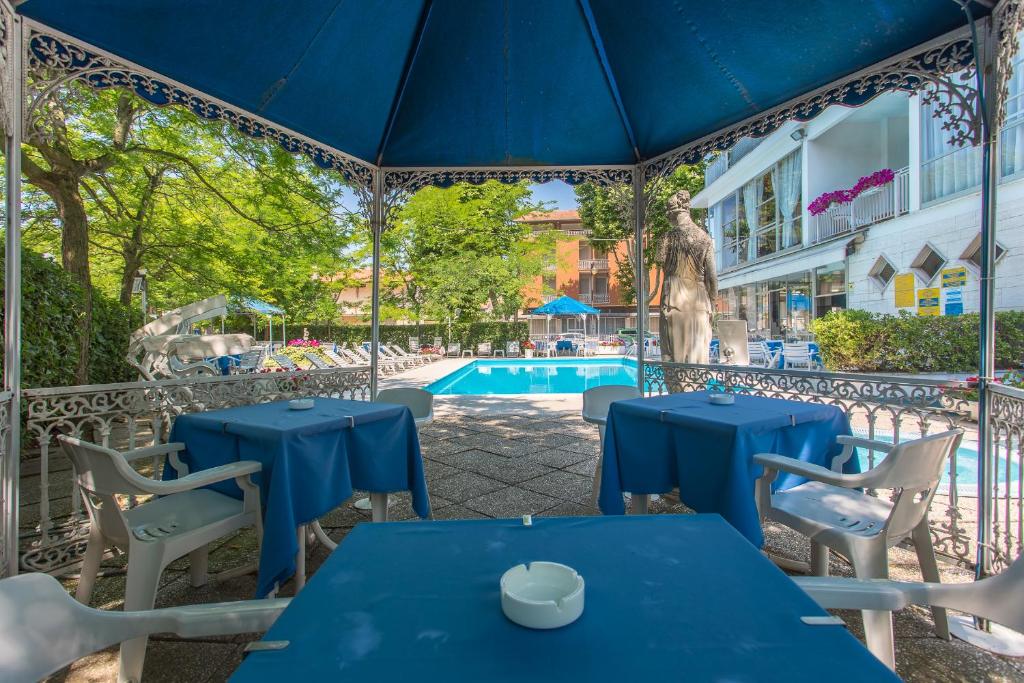Basen w obiekcie Hotel Gioiello lub w pobliżu