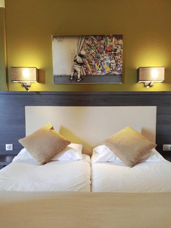 Postel nebo postele na pokoji v ubytování Hôtel Le Collier