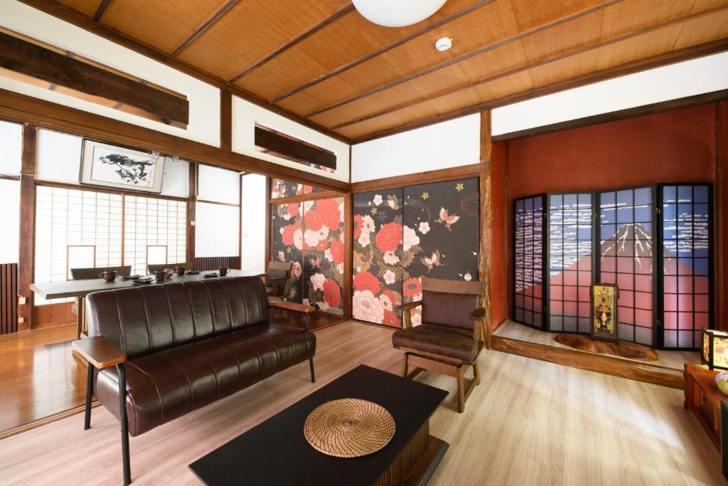 沼津市にあるNumazu - House - Vacation STAY 18494のソファと椅子のあるリビングルーム