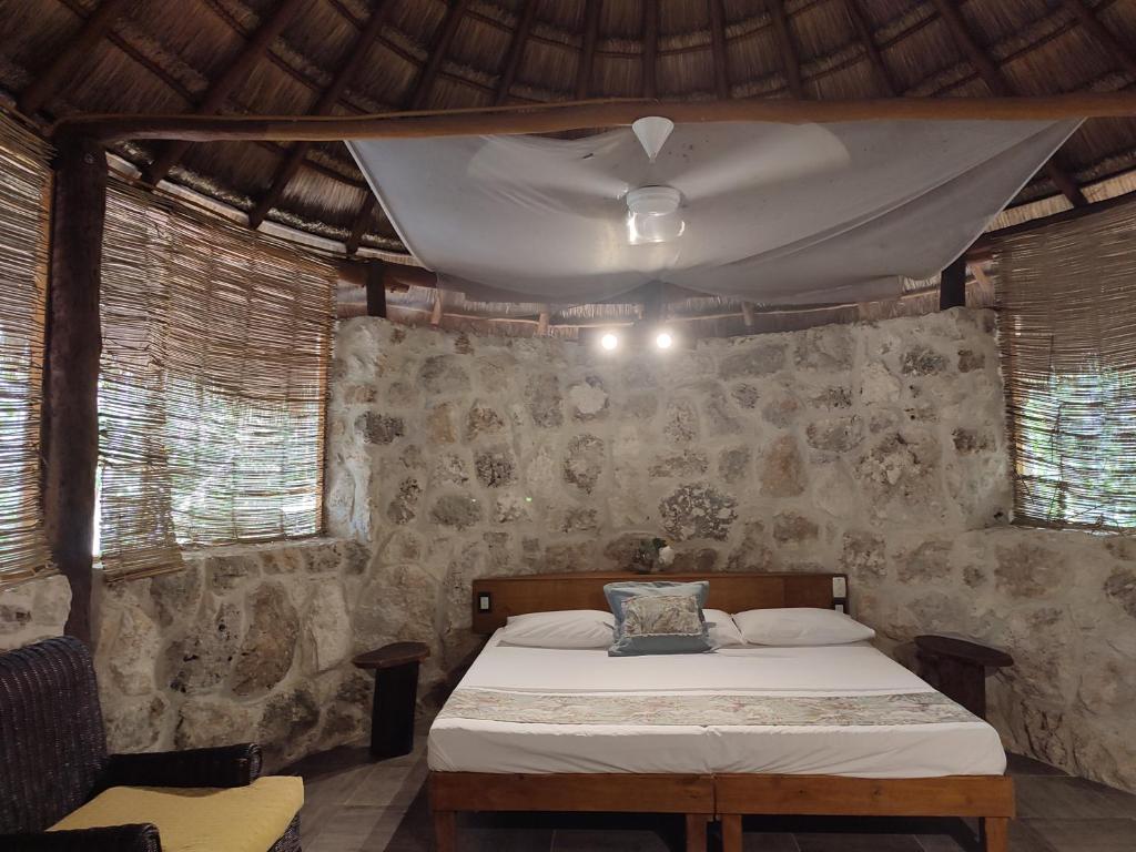 Postel nebo postele na pokoji v ubytování Aldea Maya-Ha Cabañas con cenotes