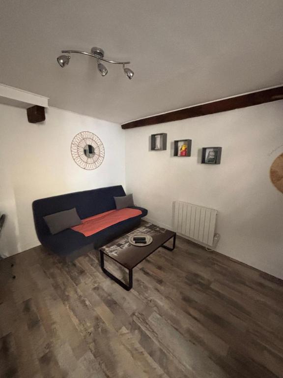 un salon avec un canapé et une table basse dans l'établissement Hypercentre, proche halage et rue principale, à Redon