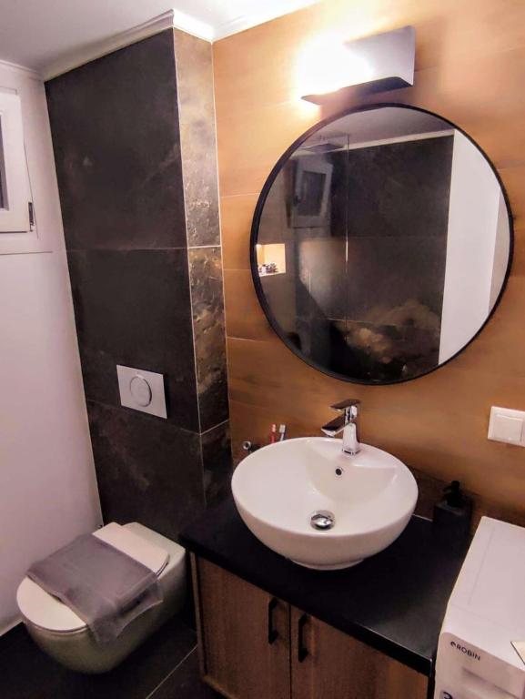 Koupelna v ubytování Aneira Suite in Chalkida