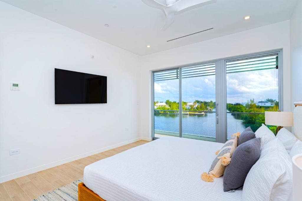 TV a/nebo společenská místnost v ubytování Cayman Luxury Rentals at One Canal Point