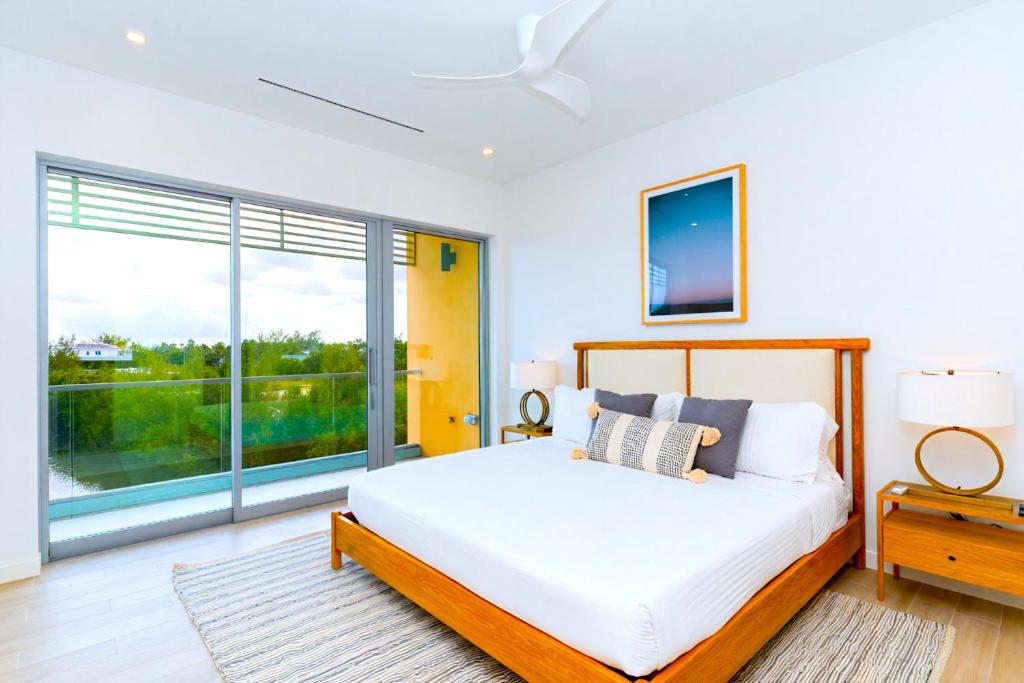 Postel nebo postele na pokoji v ubytování Cayman Luxury Rentals at One Canal Point