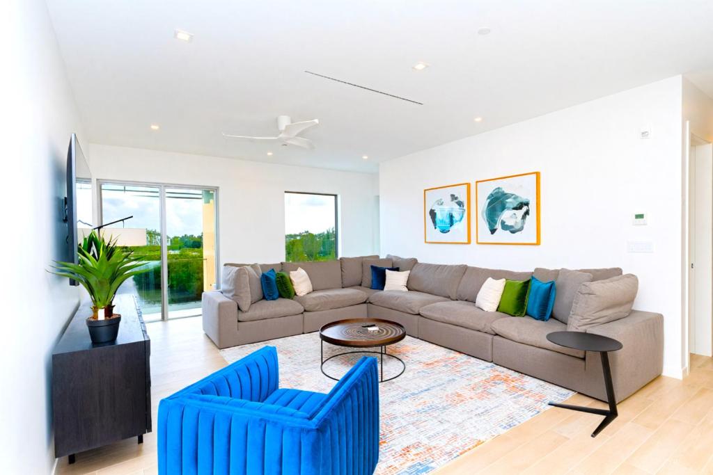 Posezení v ubytování Cayman Luxury Rentals at One Canal Point