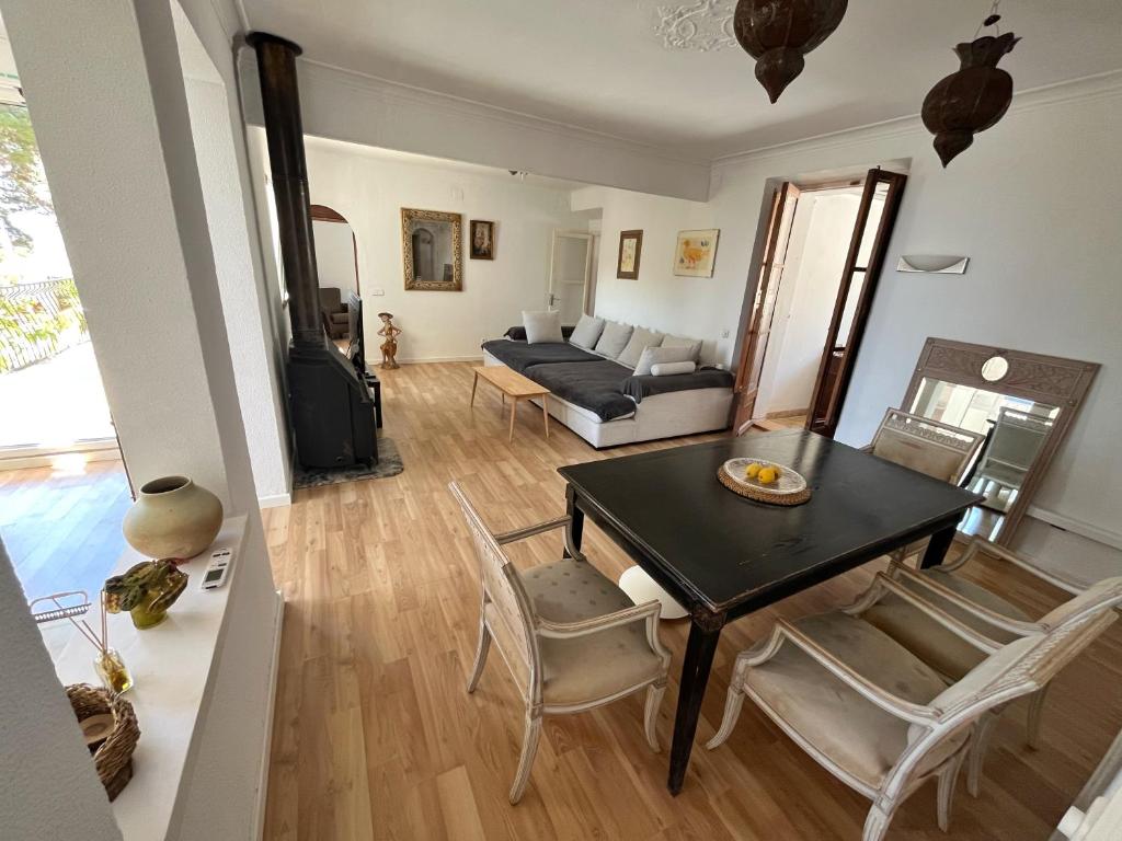 a living room with a table and a couch at Casa Limón in Palma de Mallorca