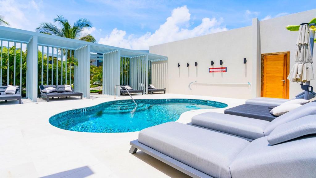 Bazén v ubytování Cayman Luxury Rentals at One Canal Point nebo v jeho okolí