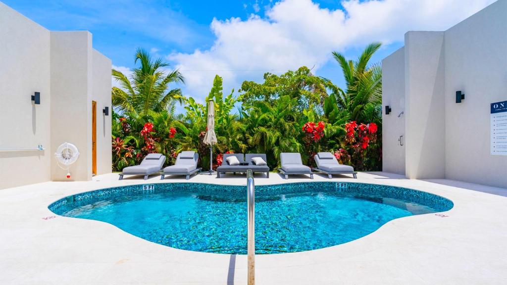 Bazén v ubytování Cayman Luxury Rentals at One Canal Point nebo v jeho okolí