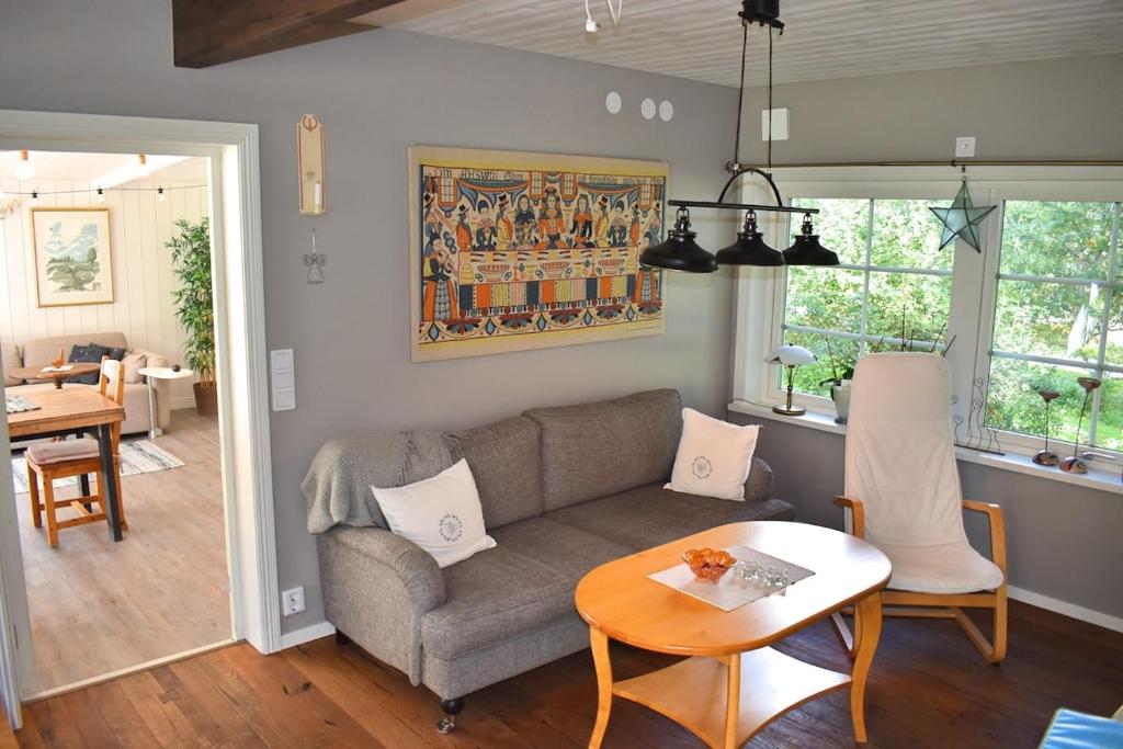 Posezení v ubytování Guesthouse with Patio & BBQ, 10 Min to the Beach