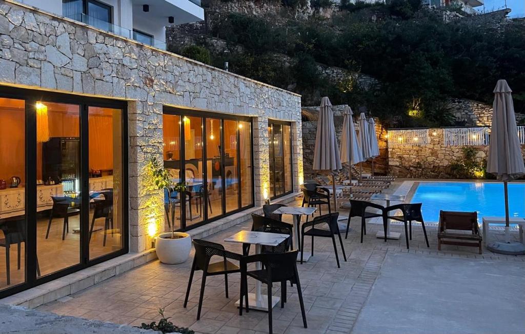 Bazén v ubytování Hotel Platon nebo v jeho okolí