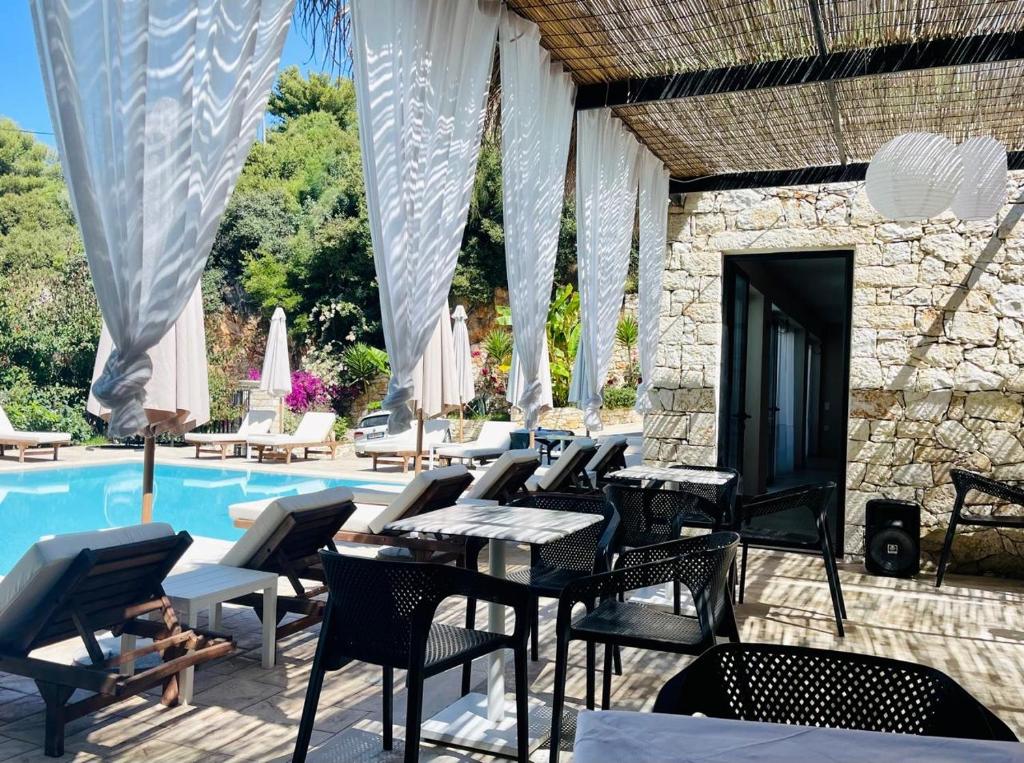 Bazén v ubytování Hotel Platon nebo v jeho okolí