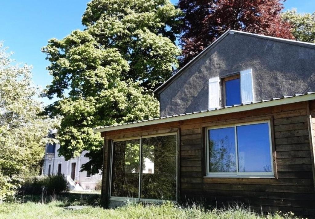 une maison avec de grandes fenêtres latérales dans l'établissement Gîte Maisonnette - Maison 2 pièces 4 personnes MAE-8841, à Le Soulié