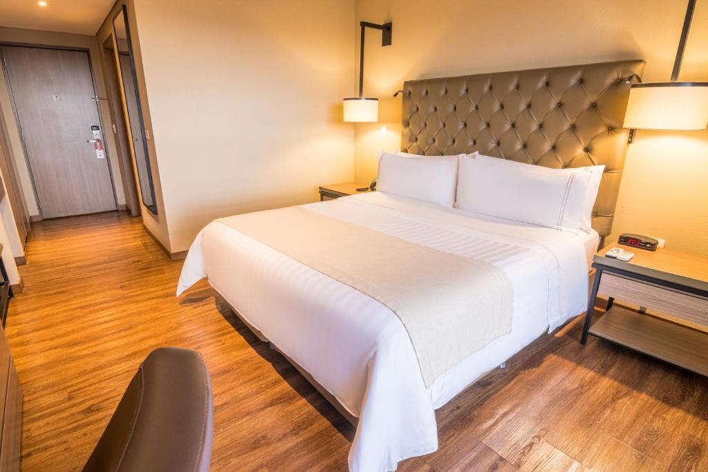 Postel nebo postele na pokoji v ubytování GHL Hotel Bogota Occidente