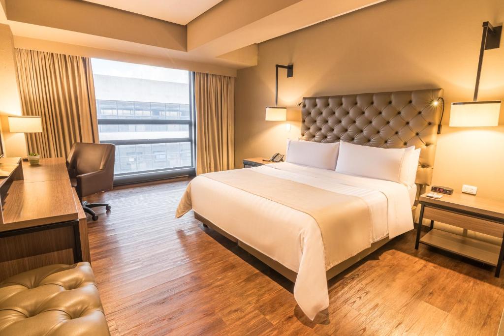 Postel nebo postele na pokoji v ubytování GHL Hotel Bogota Occidente