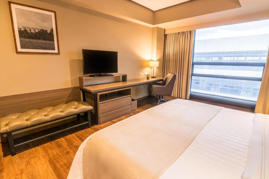 Postel nebo postele na pokoji v ubytování GHL Hotel Bogota Occidente